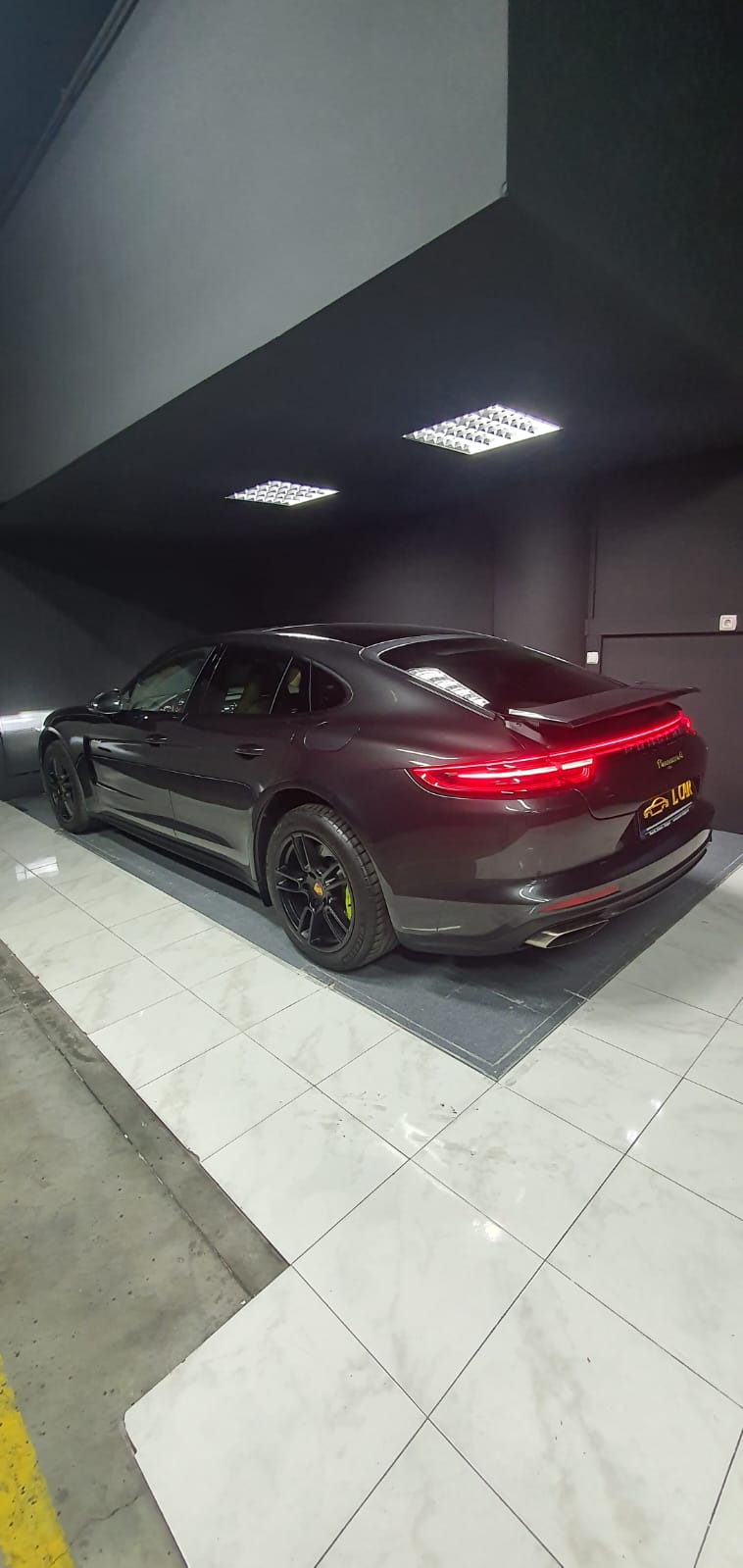 
								Porsche Panamera 4 E-Hibrido completo									