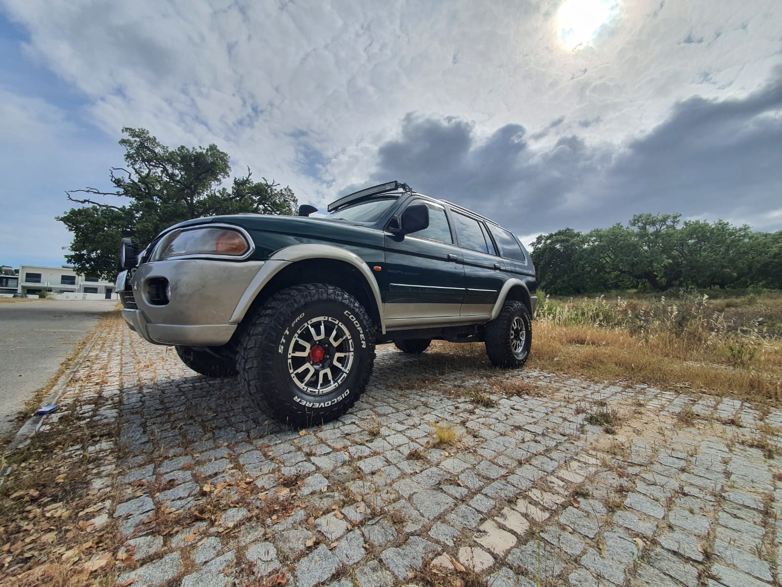 
								Pajero Sport GLS 4X4 2.5 V6 completo									